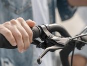 Camuzzi reutiliza caños fuera de servicio para instalar bicicleteros en Coronel Rosales