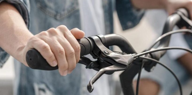 Camuzzi reutiliza caños fuera de servicio para instalar bicicleteros en Coronel Rosales