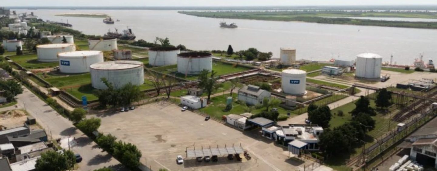 YPF negocia con TotalEnergies para producir combustible sostenible para el mercado aéreo