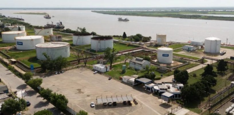 YPF negocia con TotalEnergies para producir combustible sostenible para el mercado aéreo